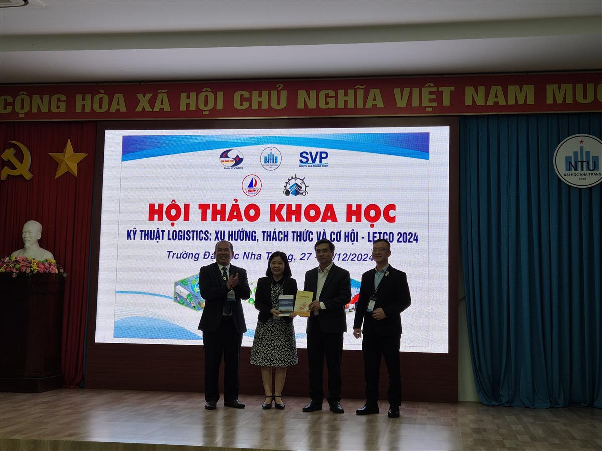 Lãnh đạo VAloma tặng sách