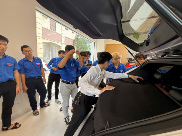Tân sinh viên ngành Kỹ thuật Ô tô tham quan thực tế tại doanh nghiệp ô tô
