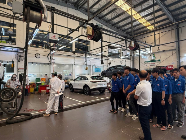 Tân sinh viên ngành Kỹ thuật Ô tô tham quan thực tế tại doanh nghiệp ô tô