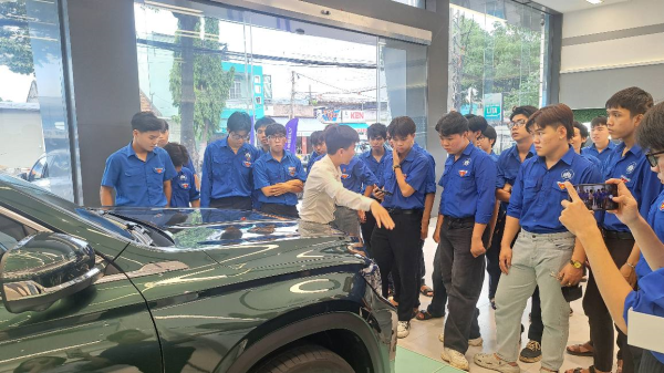 Tân sinh viên ngành Kỹ thuật Ô tô tham quan thực tế tại doanh nghiệp ô tô