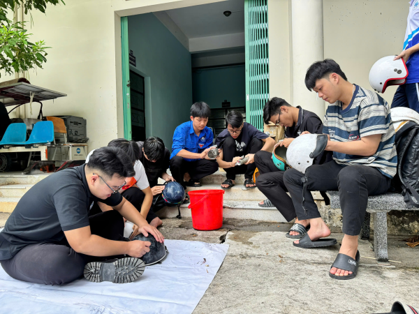 Sinh viên khoa Kỹ thuật Giao thông hào hứng tham gia chương trình "Samurai đến trường cùng bạn"