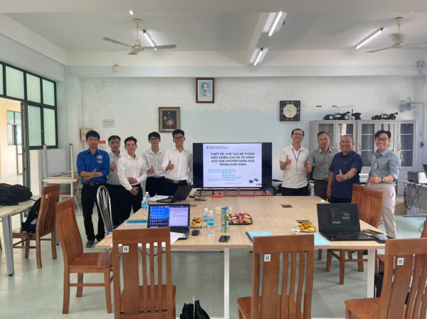 Sinh viên ngành Kỹ thuật Ô tô bảo vệ đề tài Nghiên cứu Khoa học