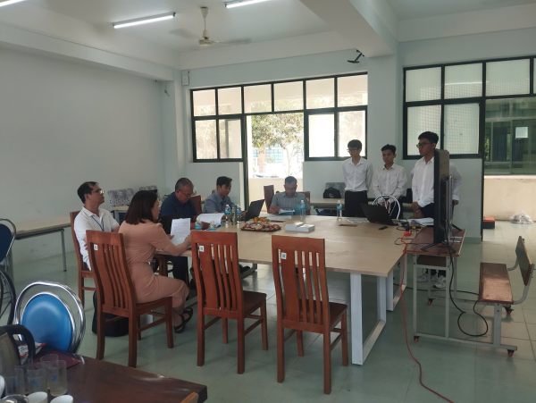 Sinh viên ngành Kỹ thuật Ô tô bảo vệ đề tài Nghiên cứu Khoa học