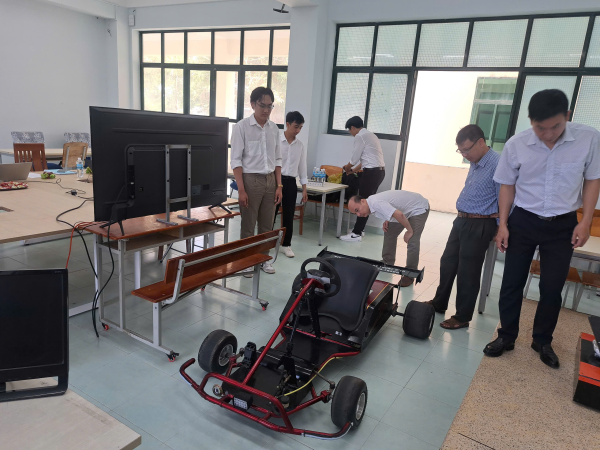 Sinh viên bảo vệ đề tài Nghiên cứu Khoa học