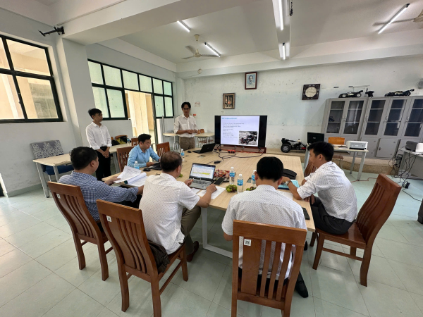 Sinh viên bảo vệ đề tài Nghiên cứu Khoa học