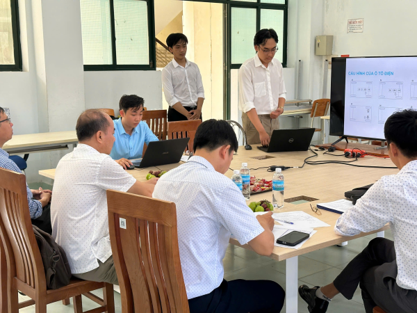 Sinh viên bảo vệ đề tài Nghiên cứu Khoa học