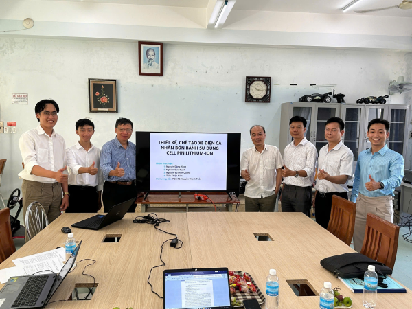 Sinh viên bảo vệ đề tài Nghiên cứu Khoa học