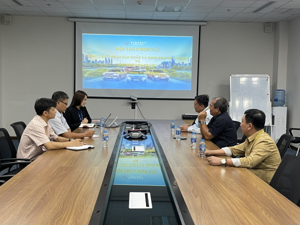 Lãnh đạo Trường Đại học Nha Trang và đại diện các khoa khối ngành kỹ thuật thăm nhà máy sản xuất Ô tô Vinfast tại Hải Phòng.