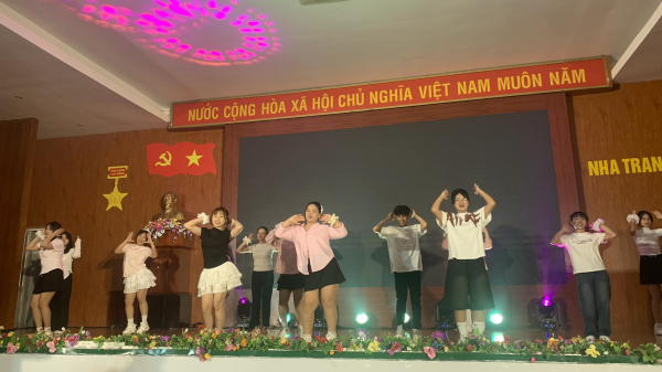 Cuộc thi văn nghệ sinh viên Khoa Kỹ thuật Giao thông: Rực rỡ sắc màu chào mừng ngày Nhà giáo Việt Nam.