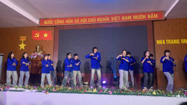 Cuộc thi văn nghệ sinh viên Khoa Kỹ thuật Giao thông: Rực rỡ sắc màu chào mừng ngày Nhà giáo Việt Nam.