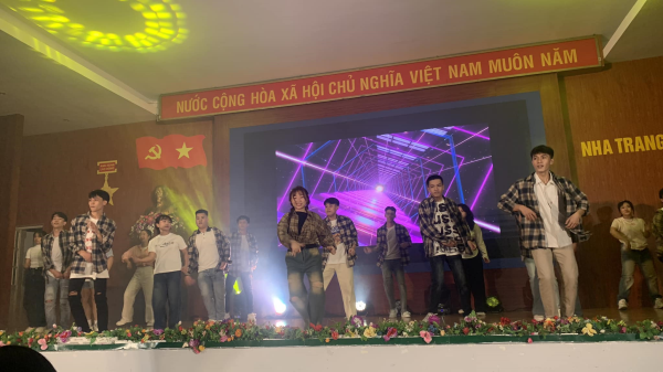 Cuộc thi văn nghệ sinh viên Khoa Kỹ thuật Giao thông: Rực rỡ sắc màu chào mừng ngày Nhà giáo Việt Nam.