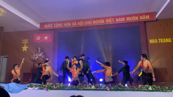 Cuộc thi văn nghệ sinh viên Khoa Kỹ thuật Giao thông: Rực rỡ sắc màu chào mừng ngày Nhà giáo Việt Nam.